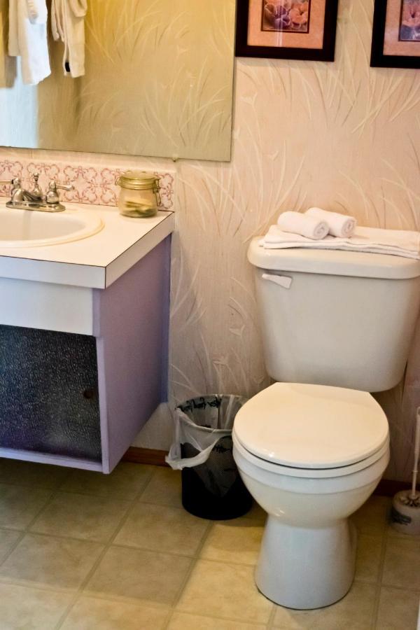 אדמונטון The Dewberry Homestay B&B מראה חיצוני תמונה